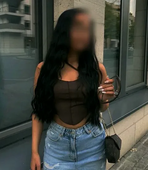Elif, 19